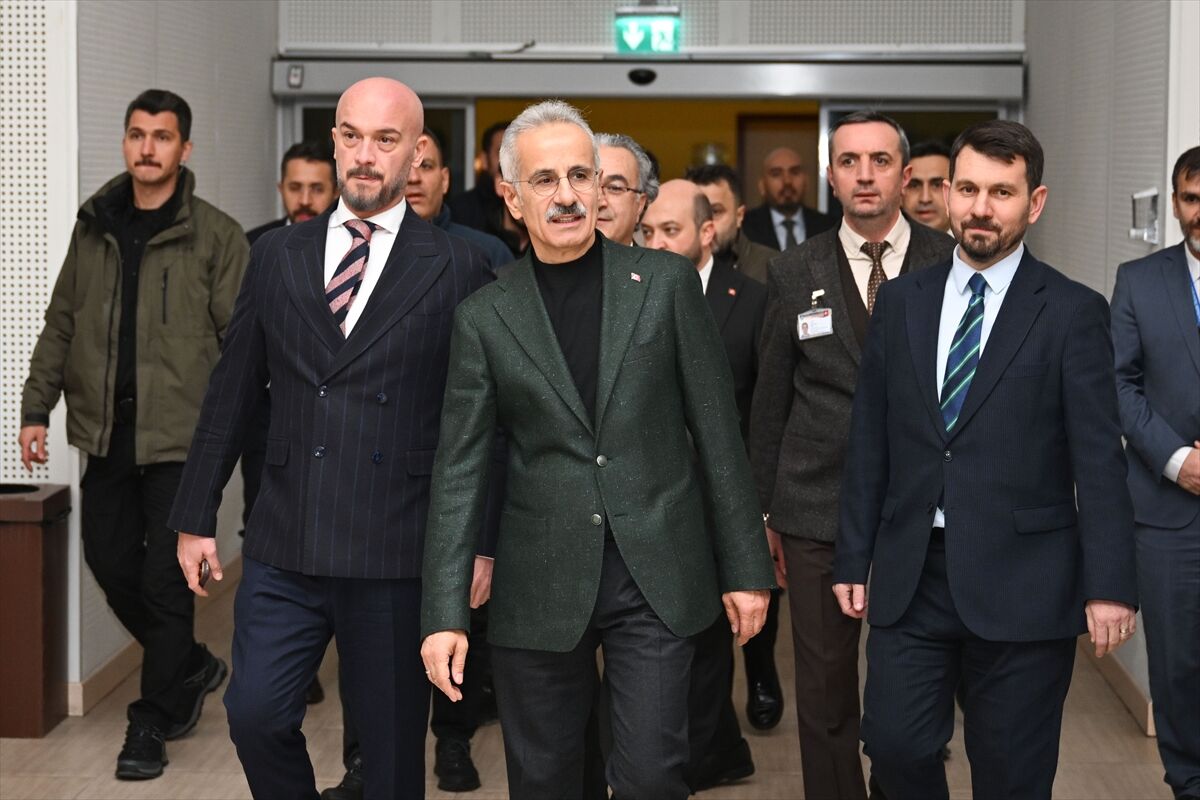 Bakan Uraloğlu, yılbaşında Türkiye Hava Trafik Kontrol Merkezi'nde yürütülen çalışmaları inceledi: