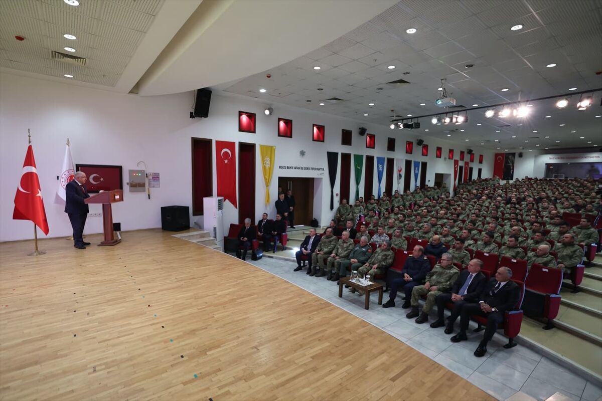 Milli Savunma Bakanı Güler, yılın son gününde Mehmetçikle bir araya geldi