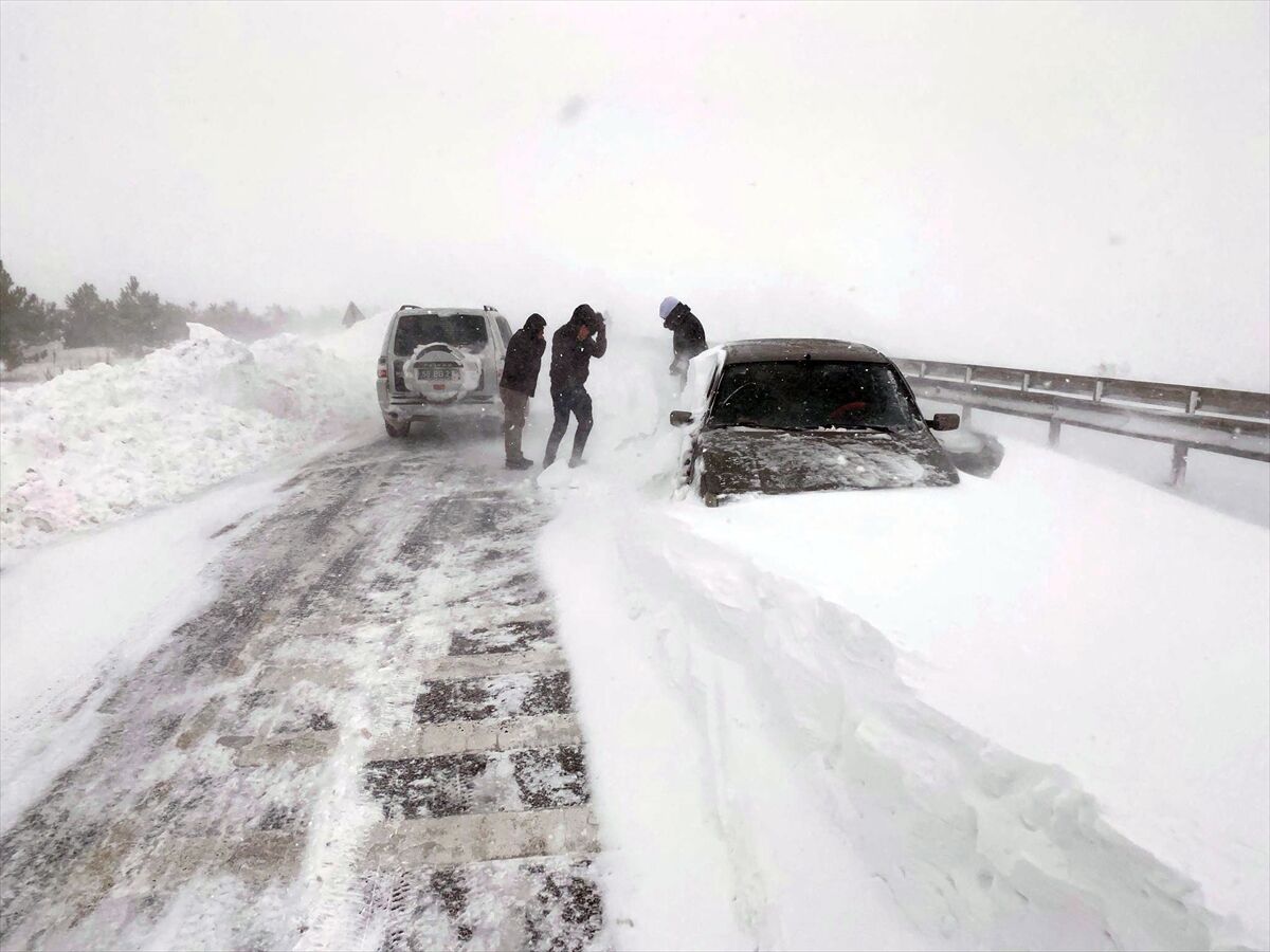 GÜNCELLEME - Sivas-Kayseri kara yolu yoğun kar ve tipi nedeniyle ulaşıma kapandı