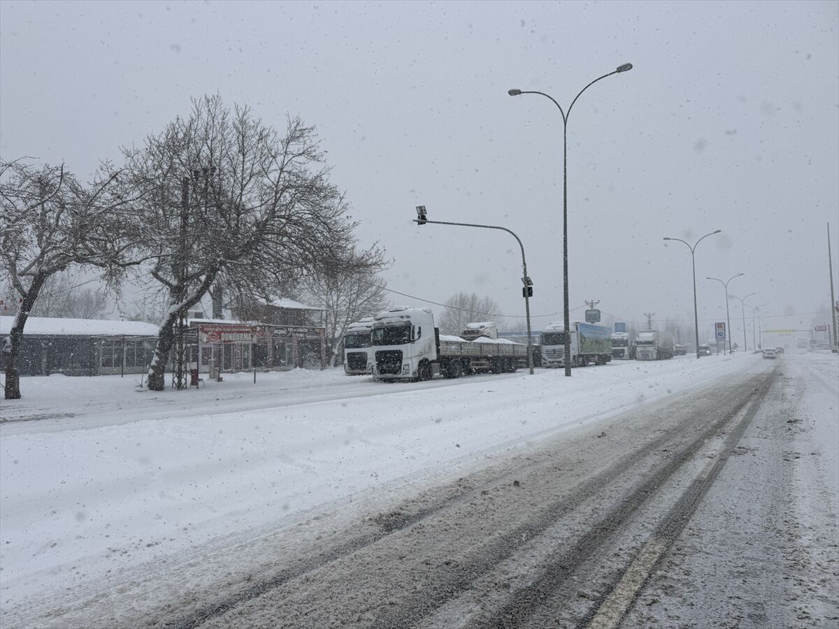 Kahramanmaraş-Kayseri kara yolu kar ve tipi nedeniyle ulaşıma kapandı