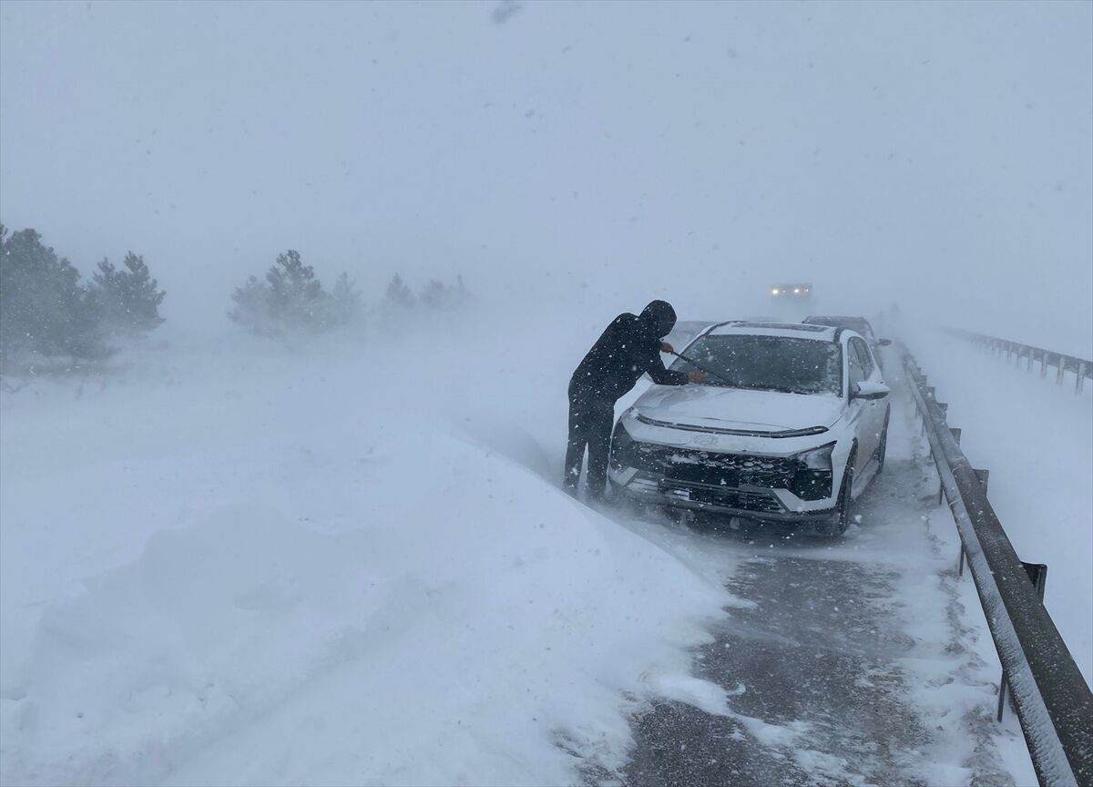 Sivas-Kayseri kara yolu yoğun kar ve tipi nedeniyle ulaşıma kapandı