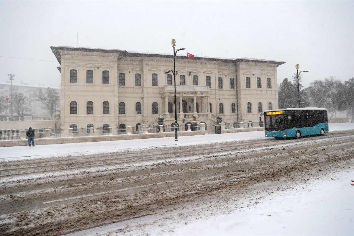 Sivas, Kayseri ve Yozgat'ta kar yağışı etkili oluyor