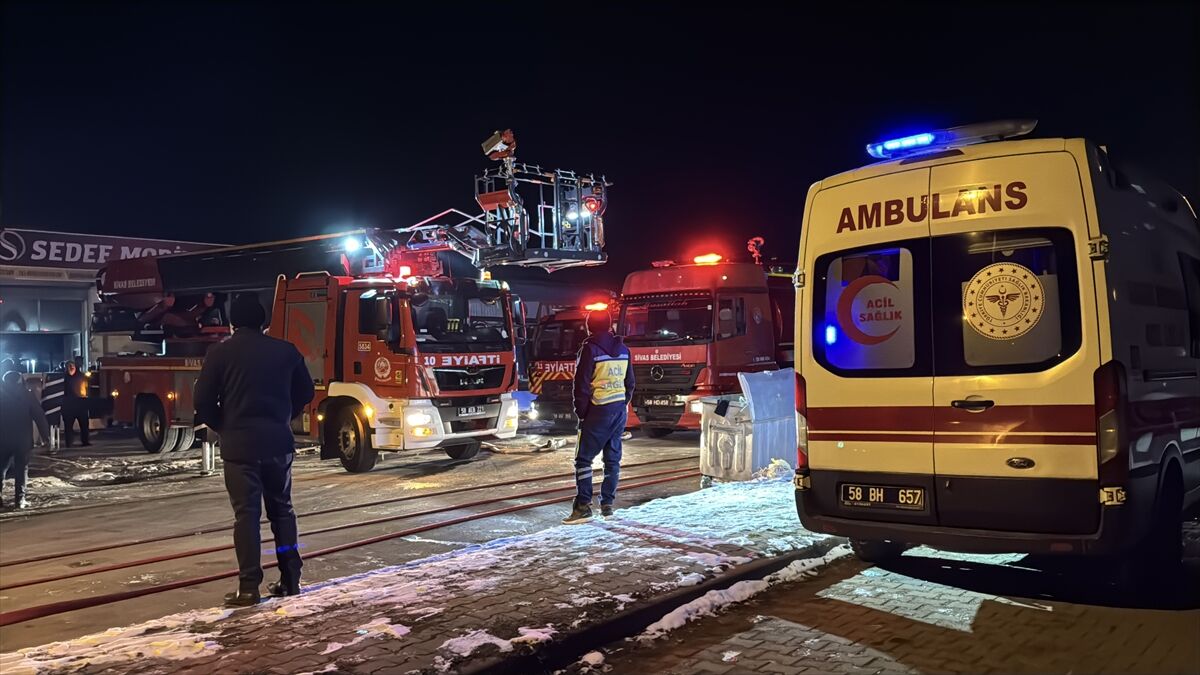 Sivas'ta mobilya atölyesinde çıkan yangın hasara neden oldu