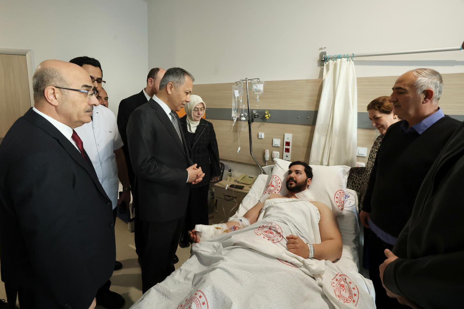 Bakan Yerlikaya, Yalova'daki DEAŞ operasyonunda yaralanan güvenlik güçlerini ziyaret etti