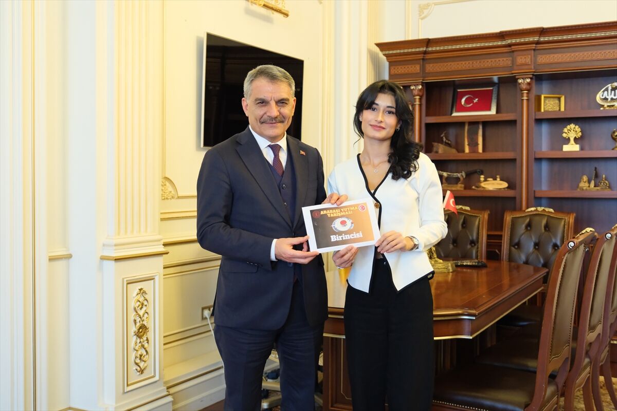 Yozgat'ta Arabaşı Hamuru Yutma Yarışması'nın kazananları ödüllerini aldı