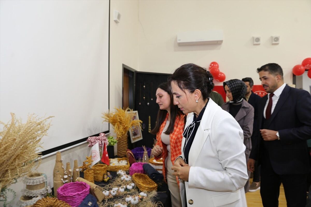 Kayseri'de şehit yakınları ve gaziler çeşitli sanat branşlarında eğitim alıyor