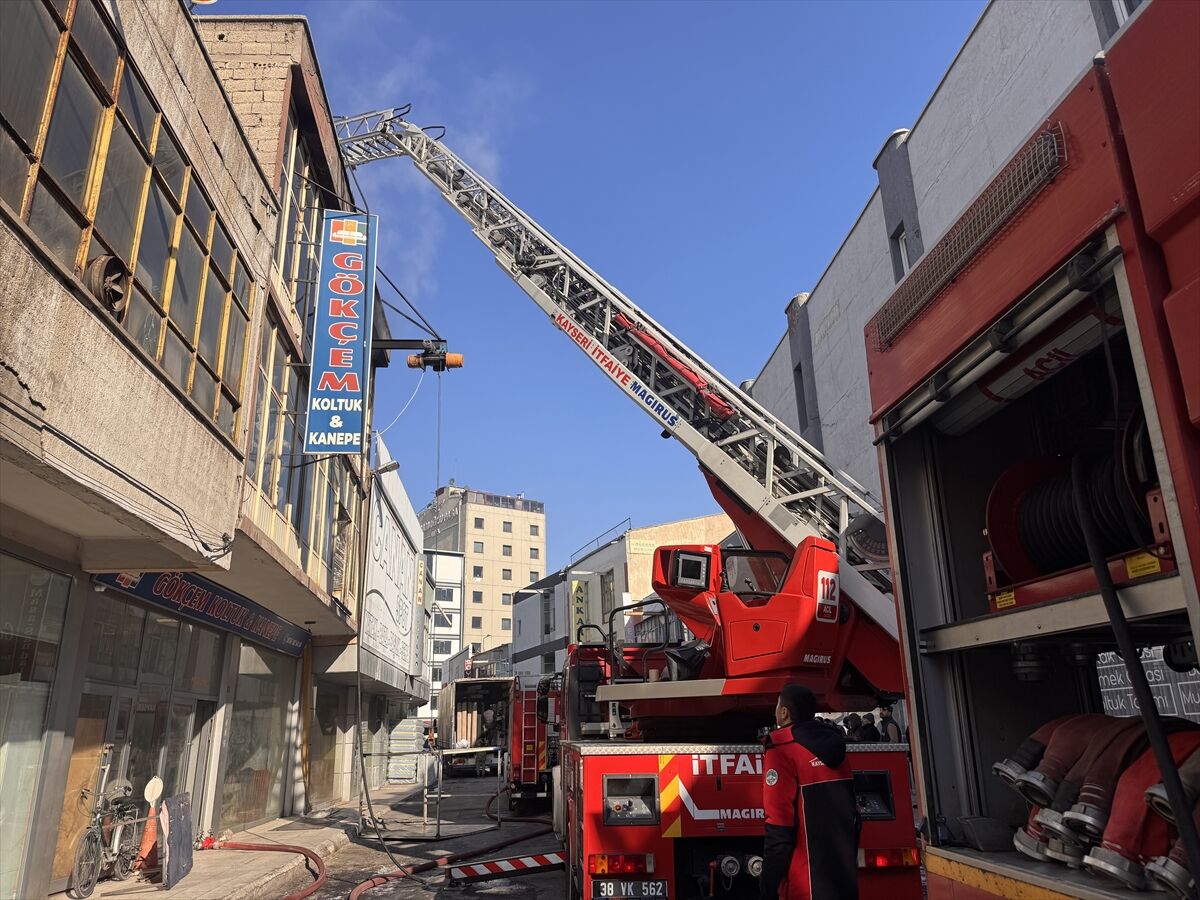Kayseri'de mobilya atölyesinde çıkan yangın hasara neden oldu