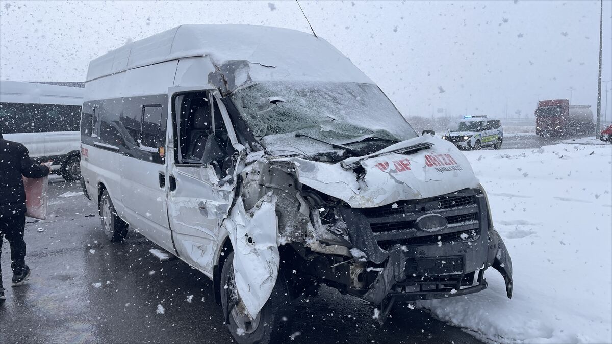 Kayseri'de işçi servisiyle tırın çarpıştığı kazada 11 kişi yaralandı
