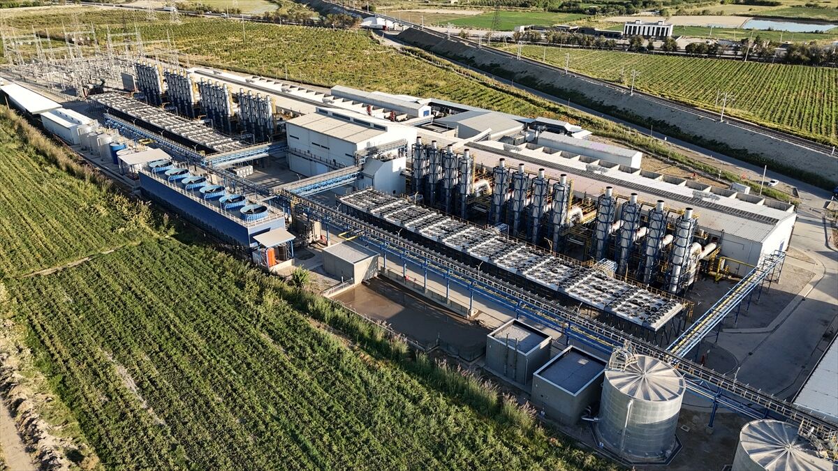 Aksa Enerji, Özbekistan'da yenilediği spor salonuyla gençlerin hayatına dokunuyor
