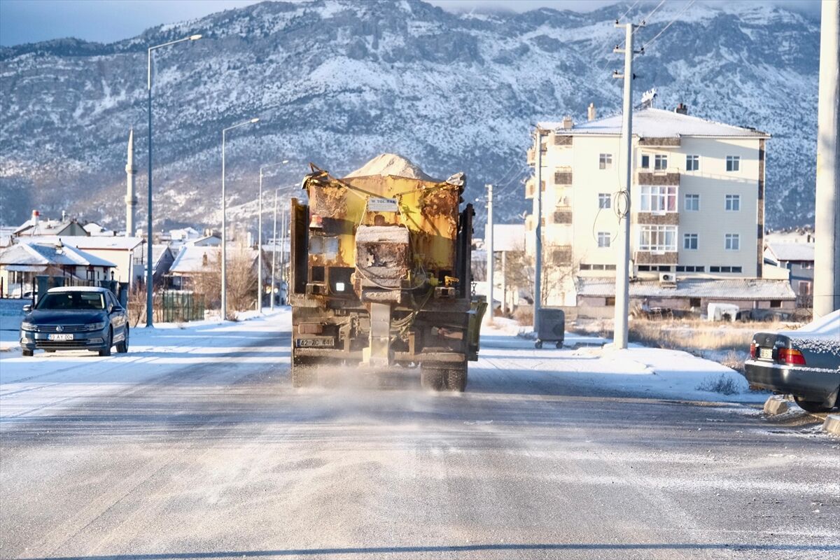 Seydişehir belediyesi buzlanmaya karşı solüsyon çalışması yaptı