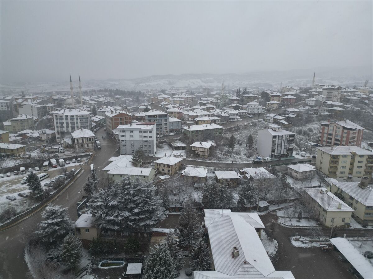 Çankırı'nın bazı ilçelerinde kar yağışı etkili oluyor