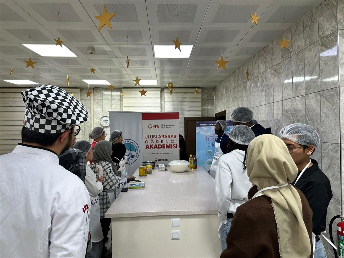 Kayseri'de yabancı uyruklu üniversite öğrencileri nevzine tatlısı yaptı