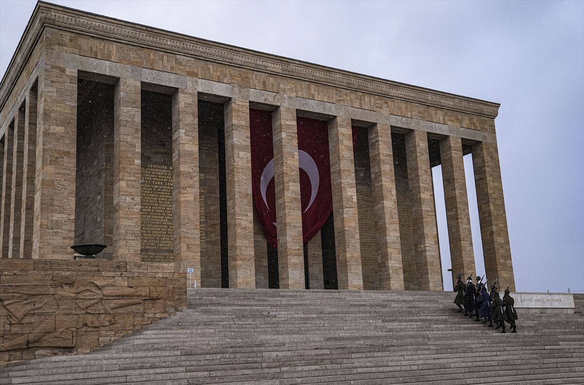 Ankara Valisi Şahin ve beraberindeki heyet Anıtkabir'i ziyaret etti
