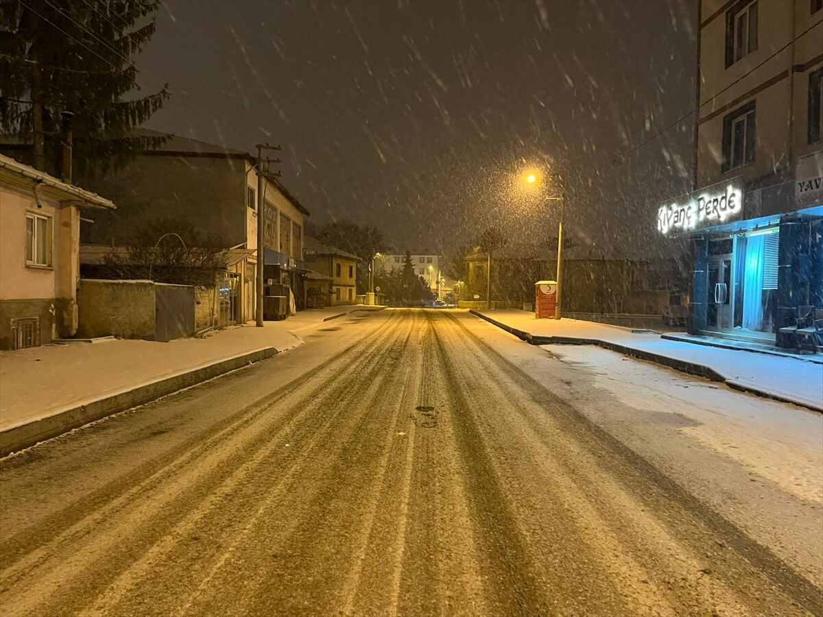 Çankırı'nın yüksek kesimlerinde kar yağışı etkili oldu