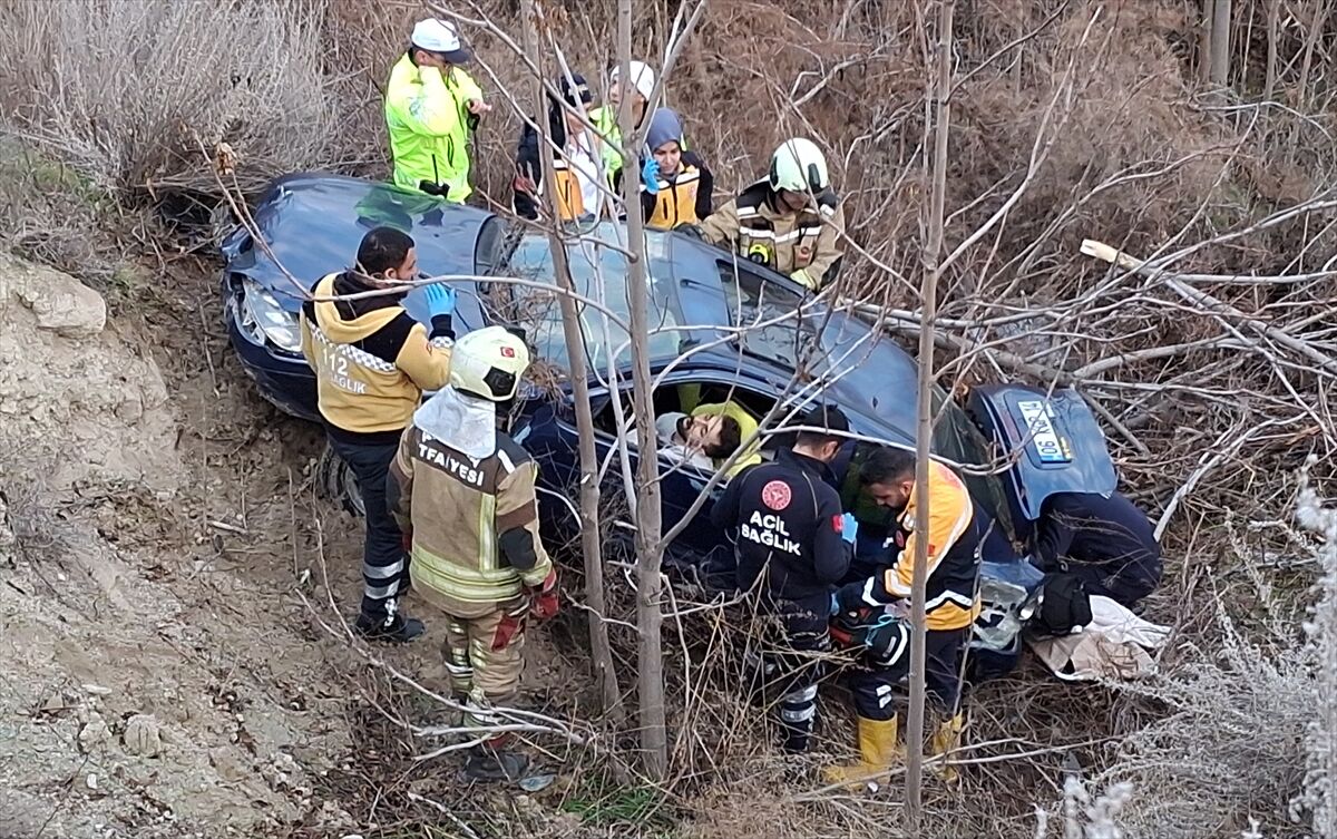 Ankara'da devrilen otomobildeki 3 kişi öldü