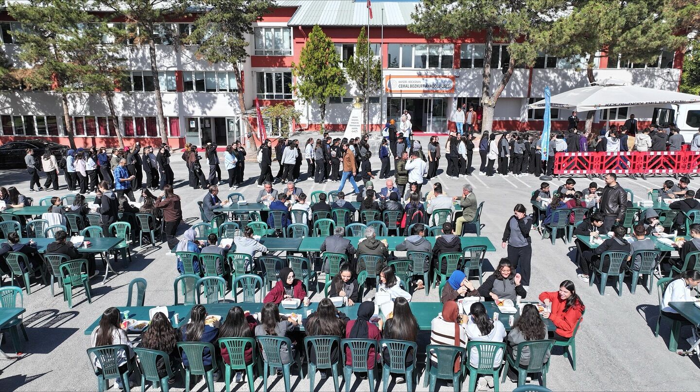 Başkan Çolakbayrakdar, lise öğrencileriyle bir araya geldi