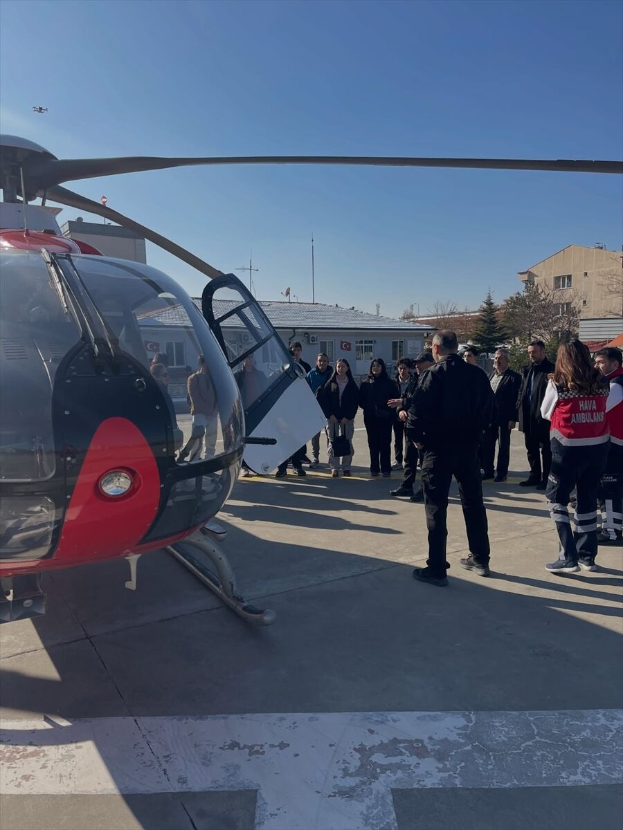 Bilişim Akademisinin öğrencileri hava ambulansı olarak kullanılan helikopteri inceledi