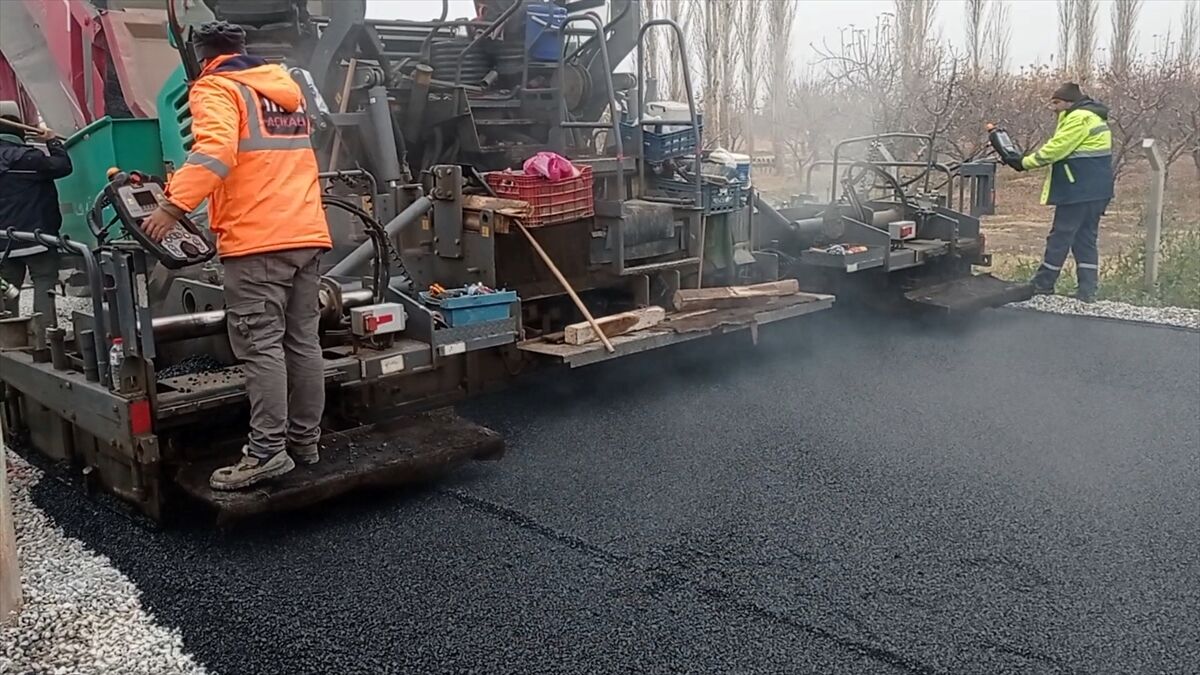 Kayseri Büyükşehir Belediyesi ekiplerinin asfaltlama çalışmaları sürüyor