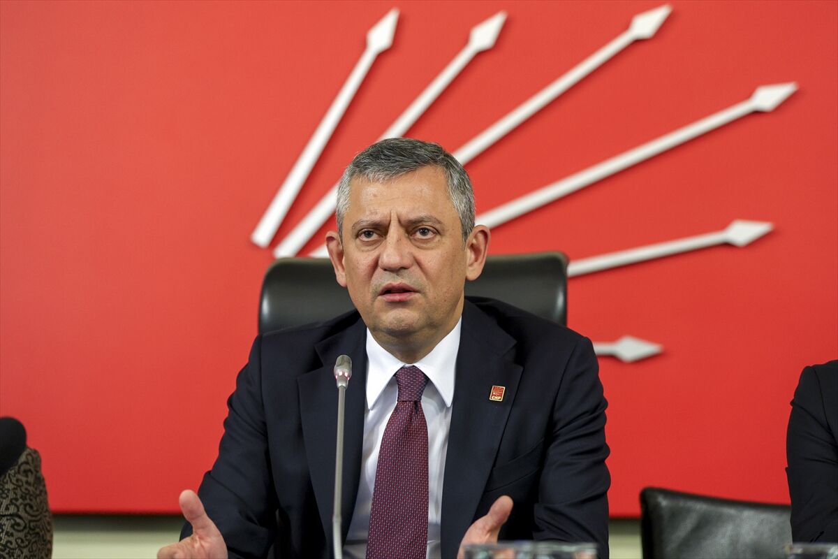 CHP Genel Başkanı Özgür Özel, parti çalışanlarının yeni yılını kutladı