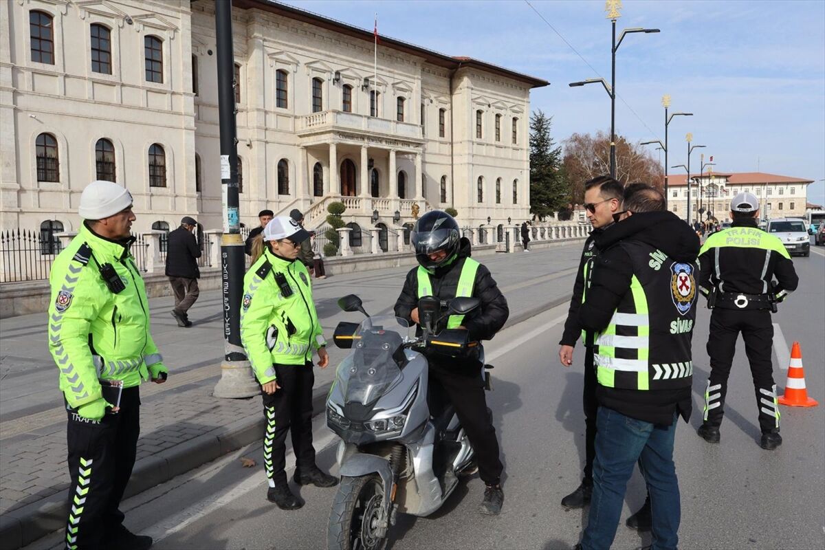 Sivas'ta trafik ekipleri motosiklet denetimi yaptı