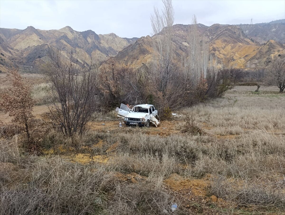 Sivas'ta şarampole devrilen otomobildeki 1 kişi öldü, 2 kişi ağır yaralandı