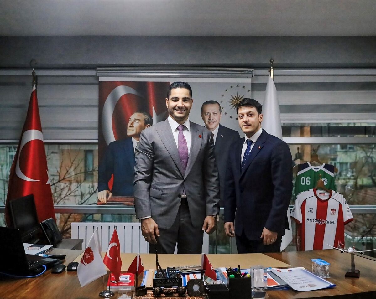 Eski futbolcu Mesut Özil, Türkiye Güreş Federasyonu Başkanı Taha Akgül'ü ziyaret etti