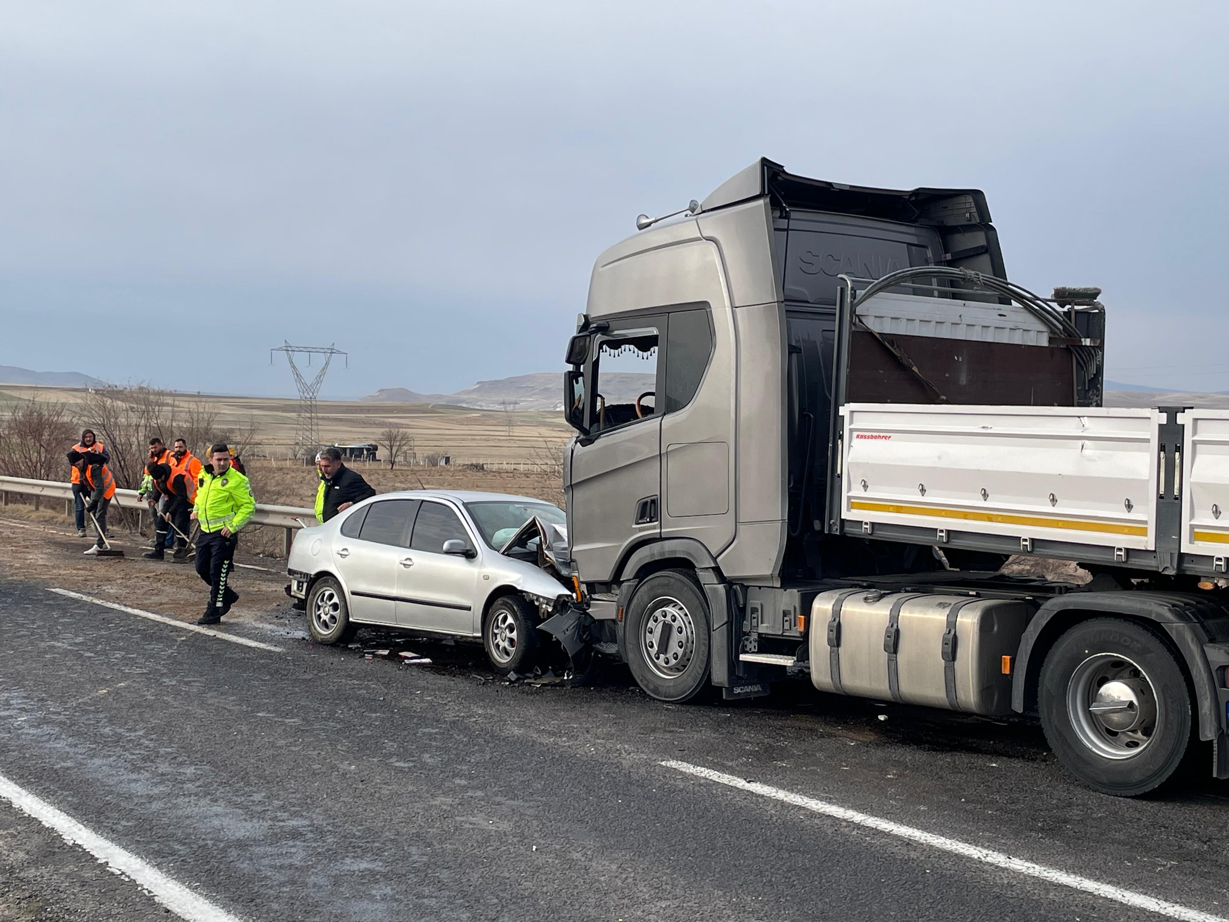 Nevşehir'de tırla çarpışan otomobildeki 1 kişi öldü, 3 kişi yaralandı
