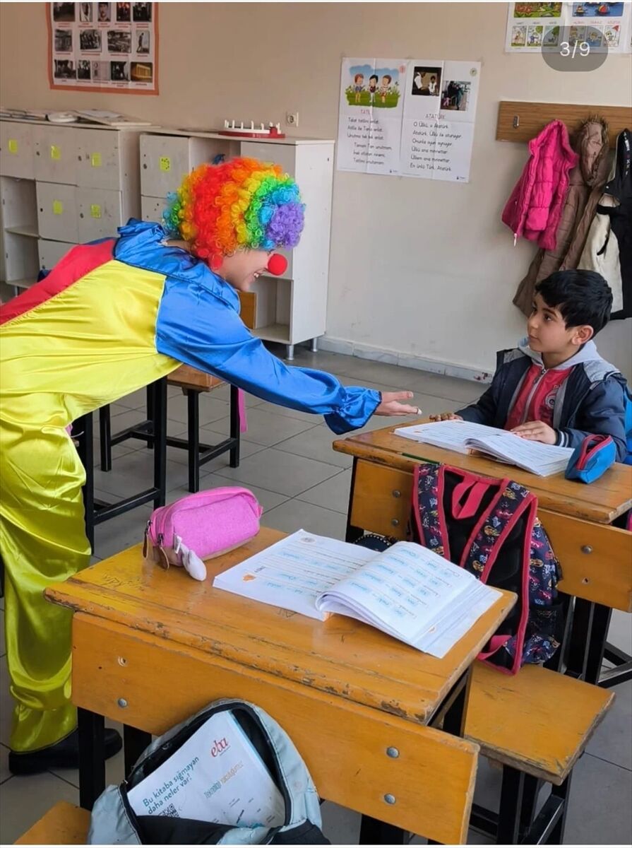 İncesu'da sağlık personeli palyaço kostümüyle çocuklara işitme tarama testi yapıyor