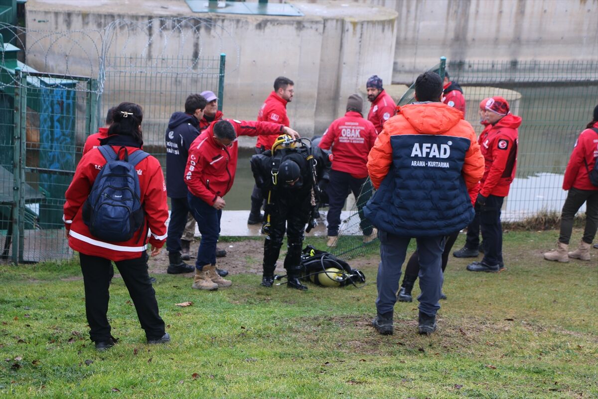 Kayıp öğretmen Porsuk Çayı'nda Ankara'dan gelen dalgıç polislerce aranıyor