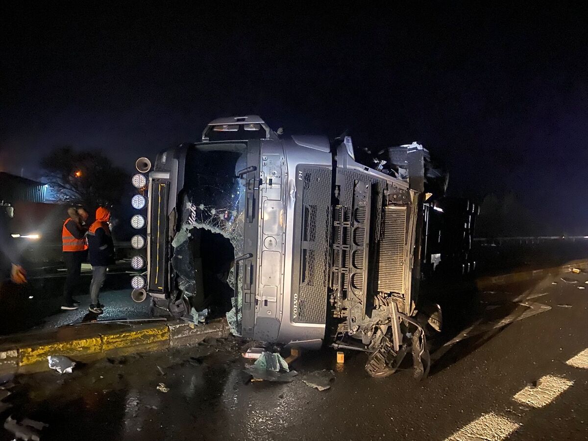 Konya'da otomobile çarpan tırın devrildiği kazada 2 sürücü yaralandı