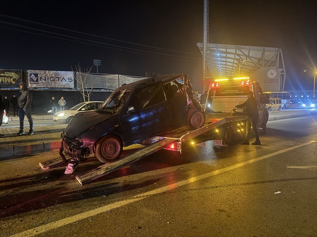 Niğde'de işçi servisi ile otomobilin çarpıştığı kazada 11 kişi yaralandı