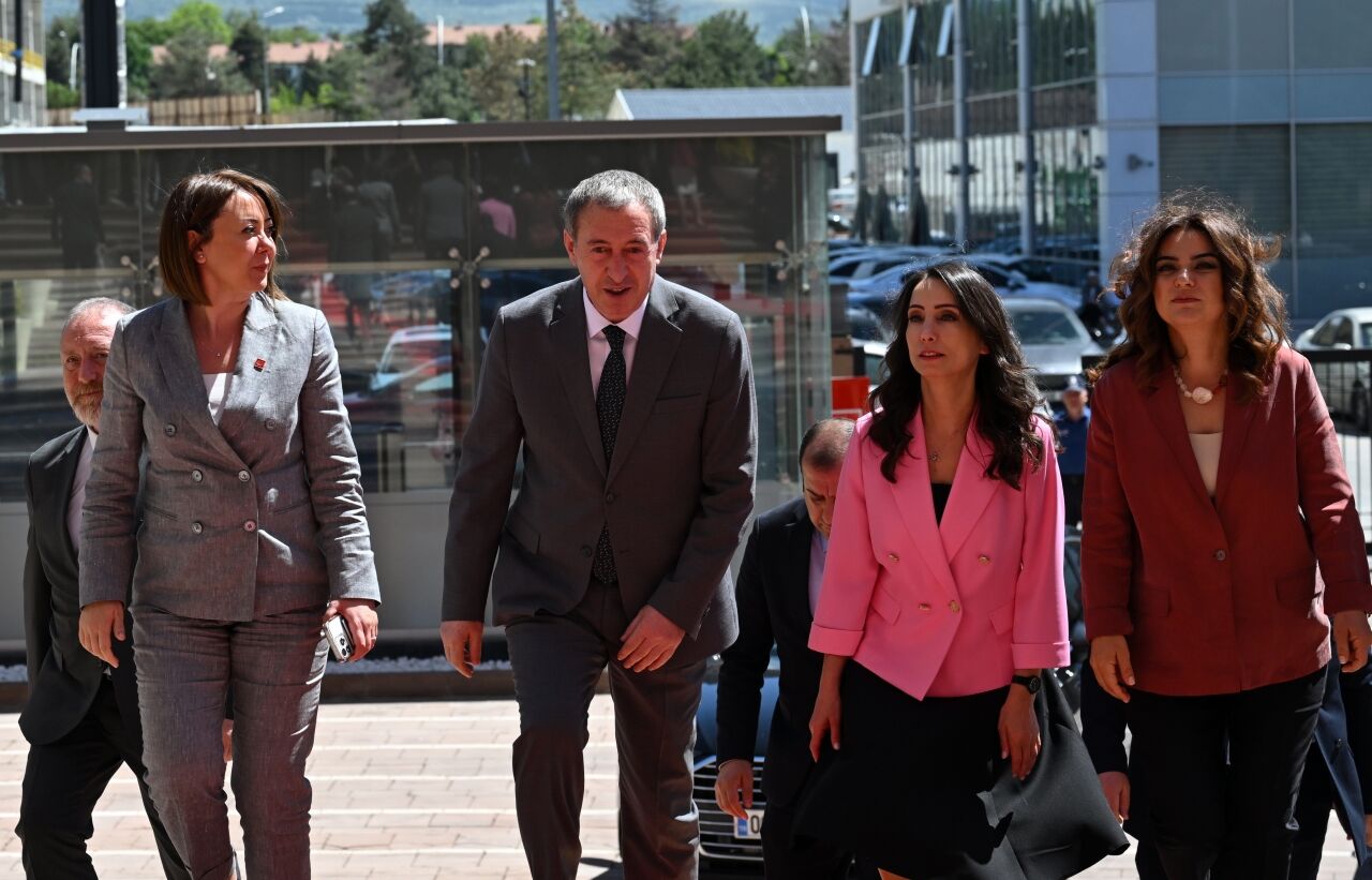 CHP Genel Başkanı Özel, DEM Parti heyeti ile görüştü: