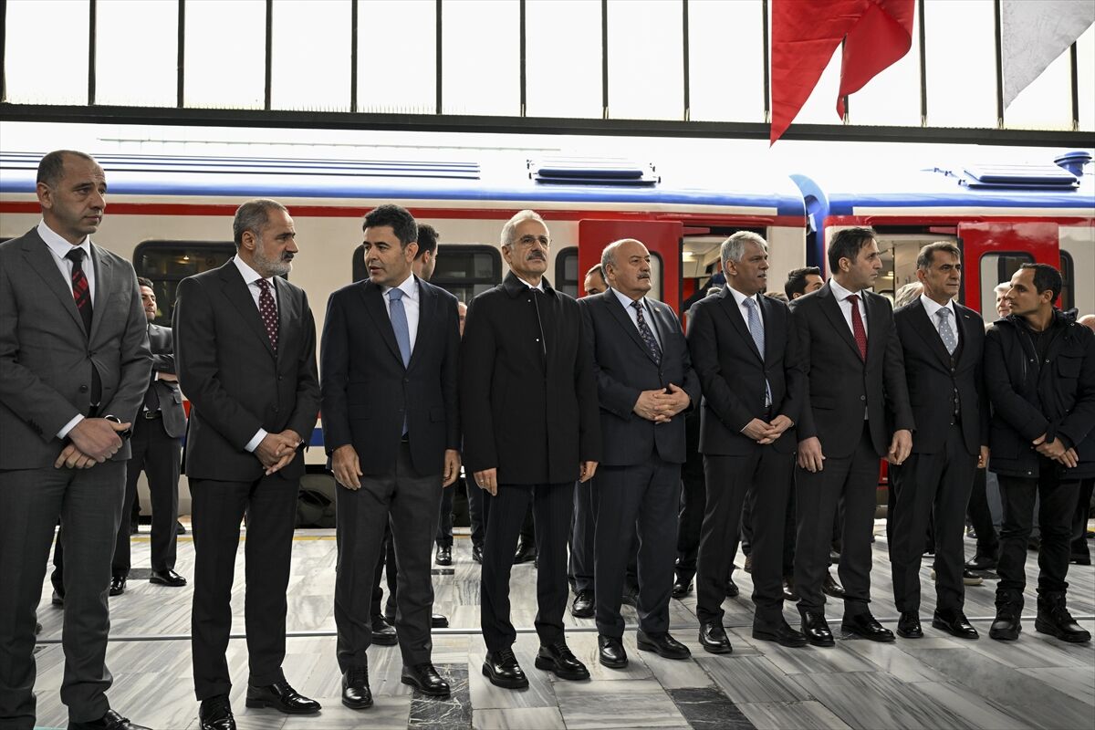 Bakan Uraloğlu, Turistik Doğu Ekspresi'nin yeni sezondaki ilk seferini uğurladı:
