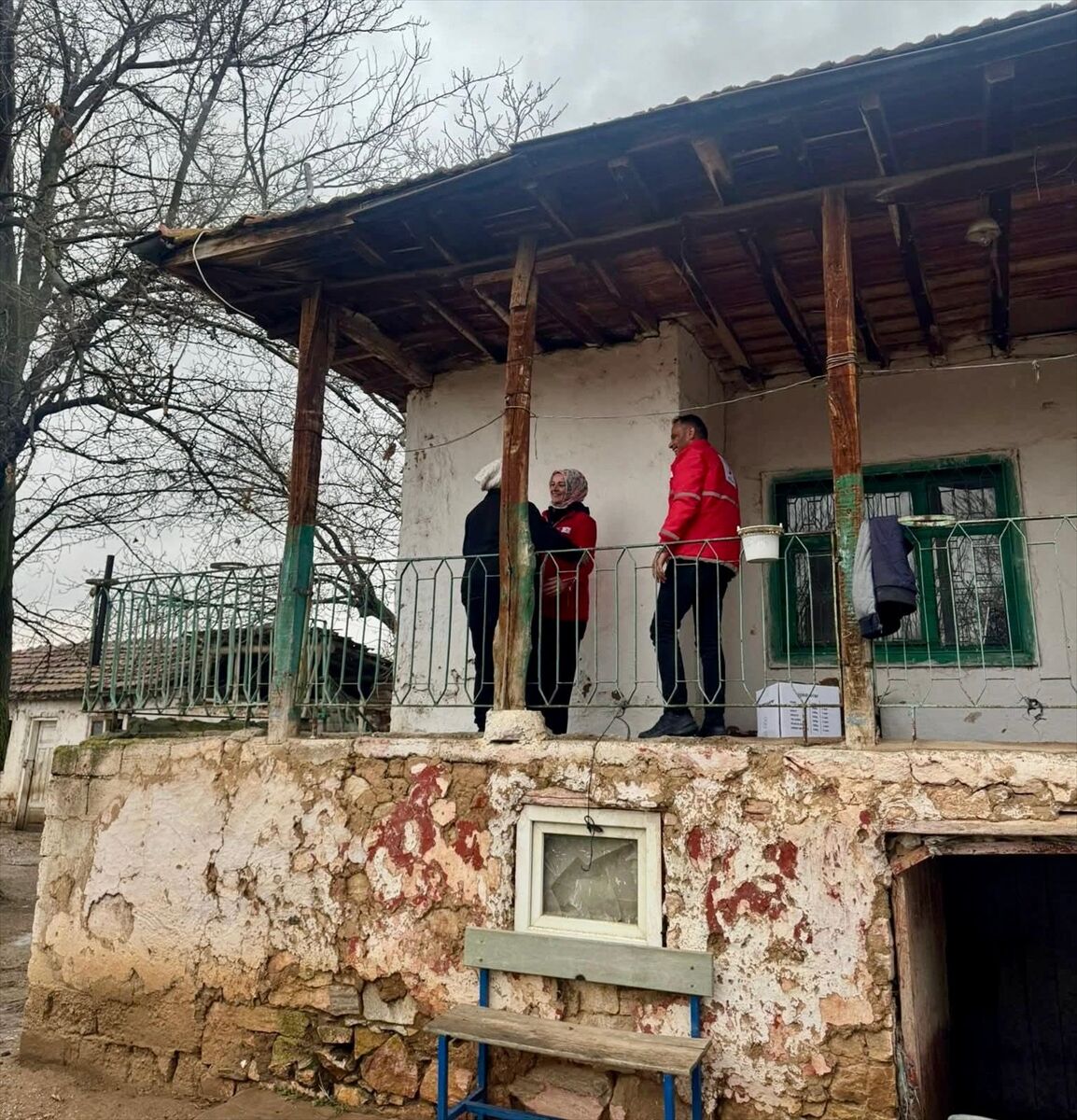 Türk Kızılay Kırşehir Şubesi, ihtiyaç sahibi ailelere yardımları ulaştırıyor