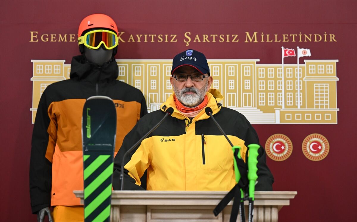 AK Parti'li Cıngı, kayak kıyafetleriyle yaptığı basın toplantısında kış turizmine dikkat çekti