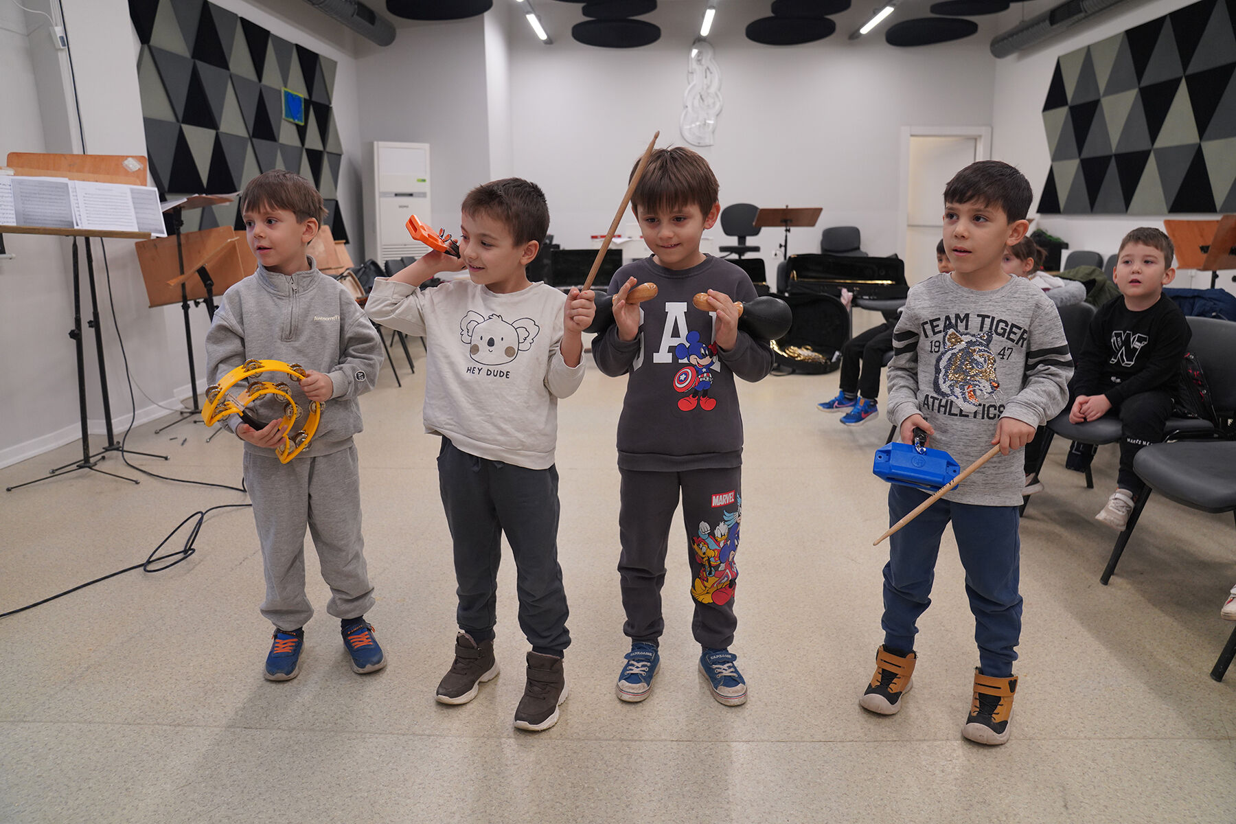 Minikler müzik aletlerini tanıdı