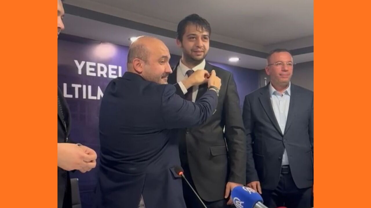 Akyel'e rozeti Başkan Albayrak taktı