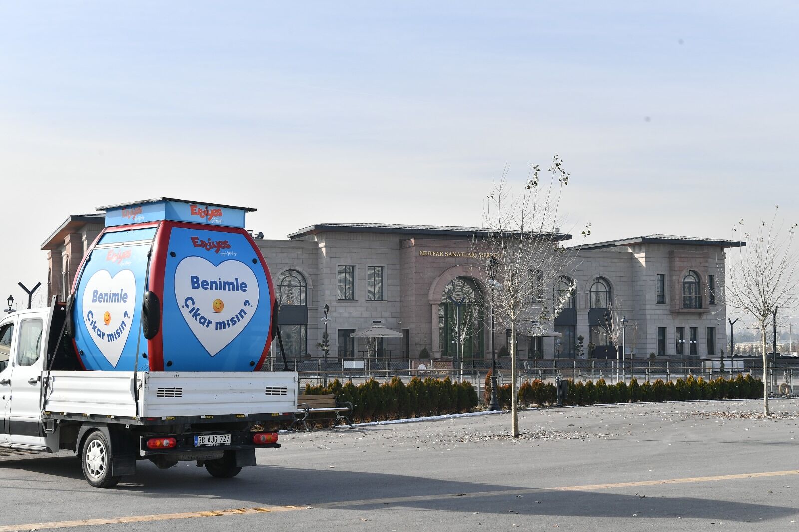 Kayseri'de Erciyes Kayak Merkezi için 'Benimle çıkar mısın?' gondolu sergileniyor