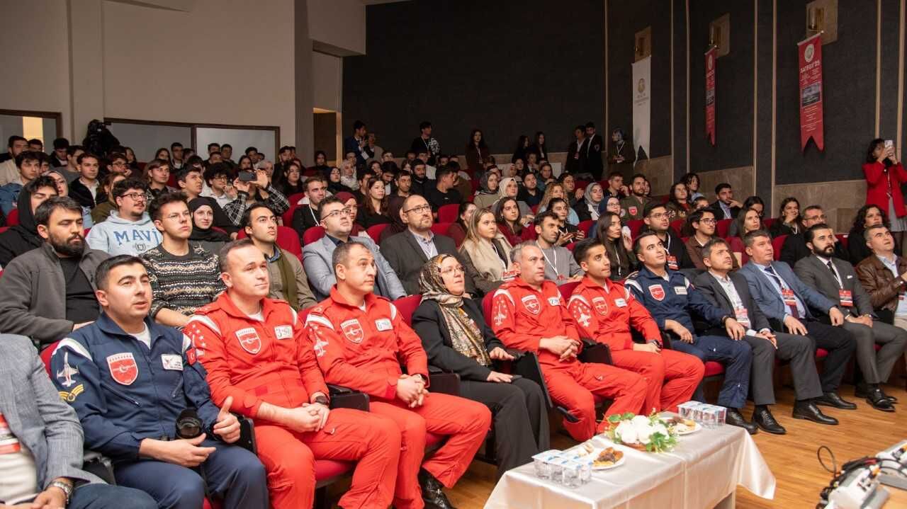 Türk Yıldızları Konya'da öğrencilerle buluştu