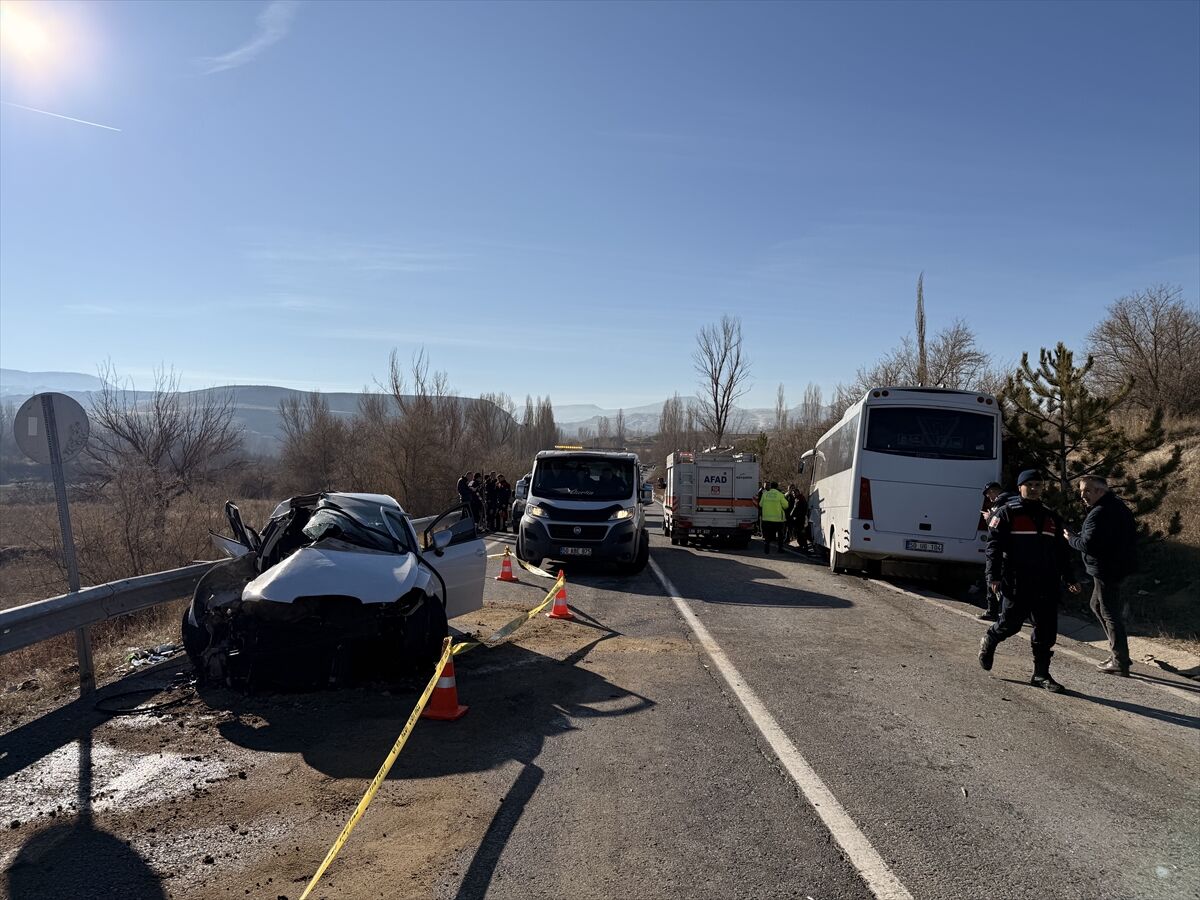Nevşehir'de yolcu midibüsü ile otomobilin çarpıştığı kazada 11 kişi yaralandı
