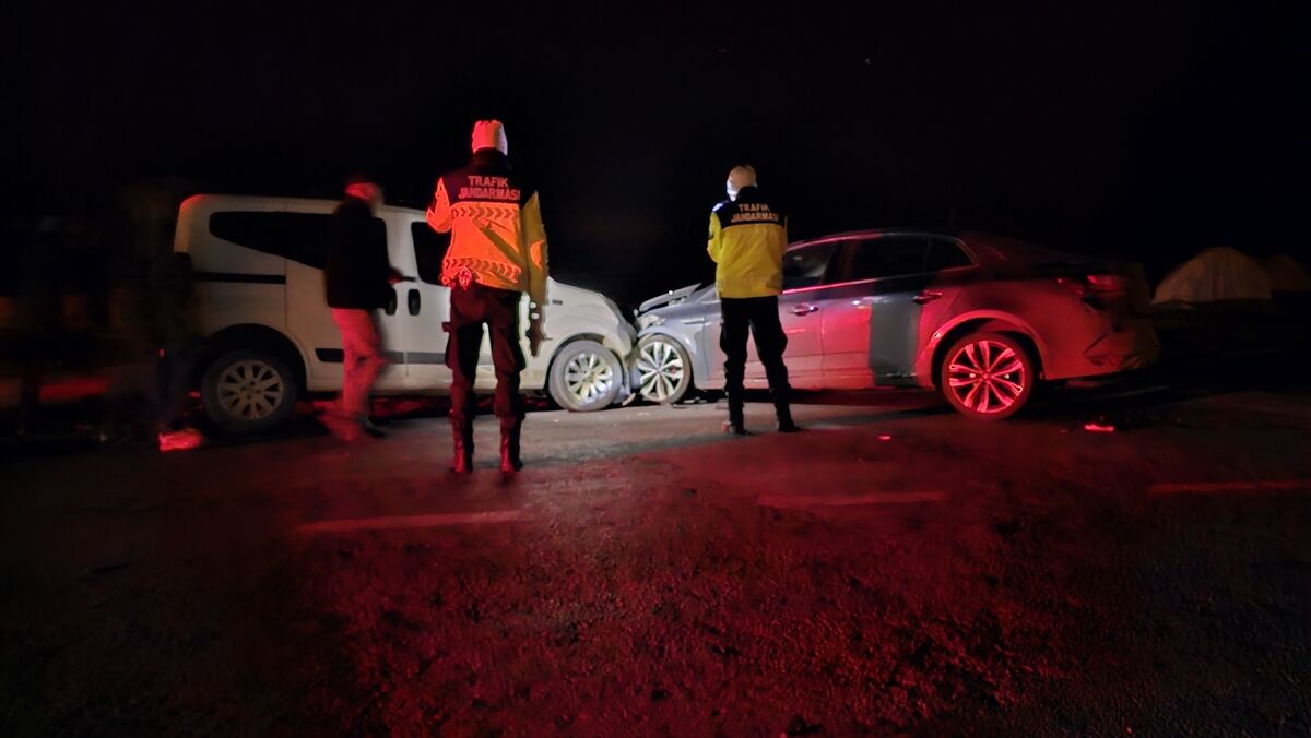 Konya'da hafif ticari araç ile otomobilin çarpıştığı kazada 8 kişi yaralandı