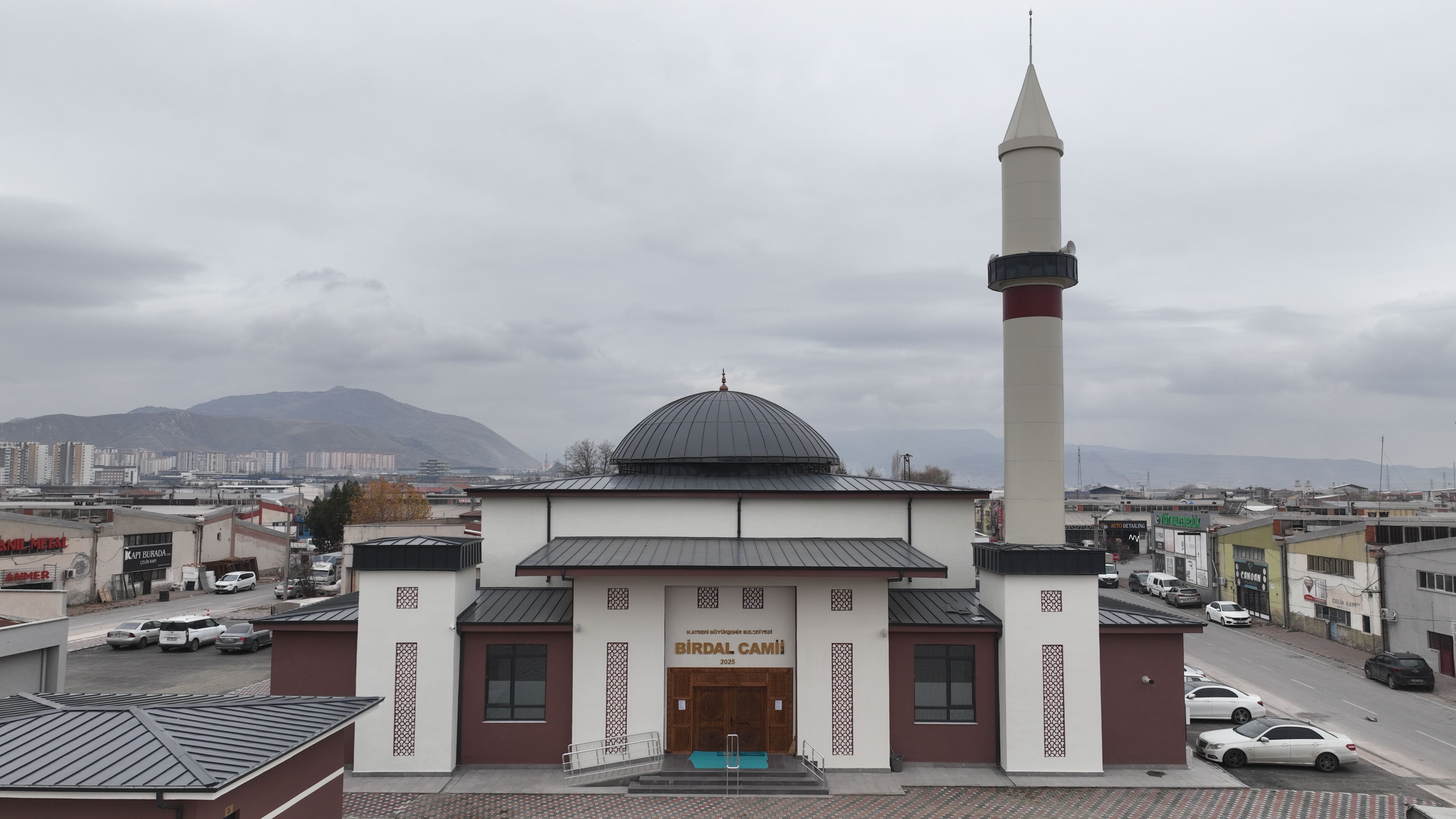 Melikgazi'de inşa edilen Birdal Cami, ibadete hazır hale getirildi