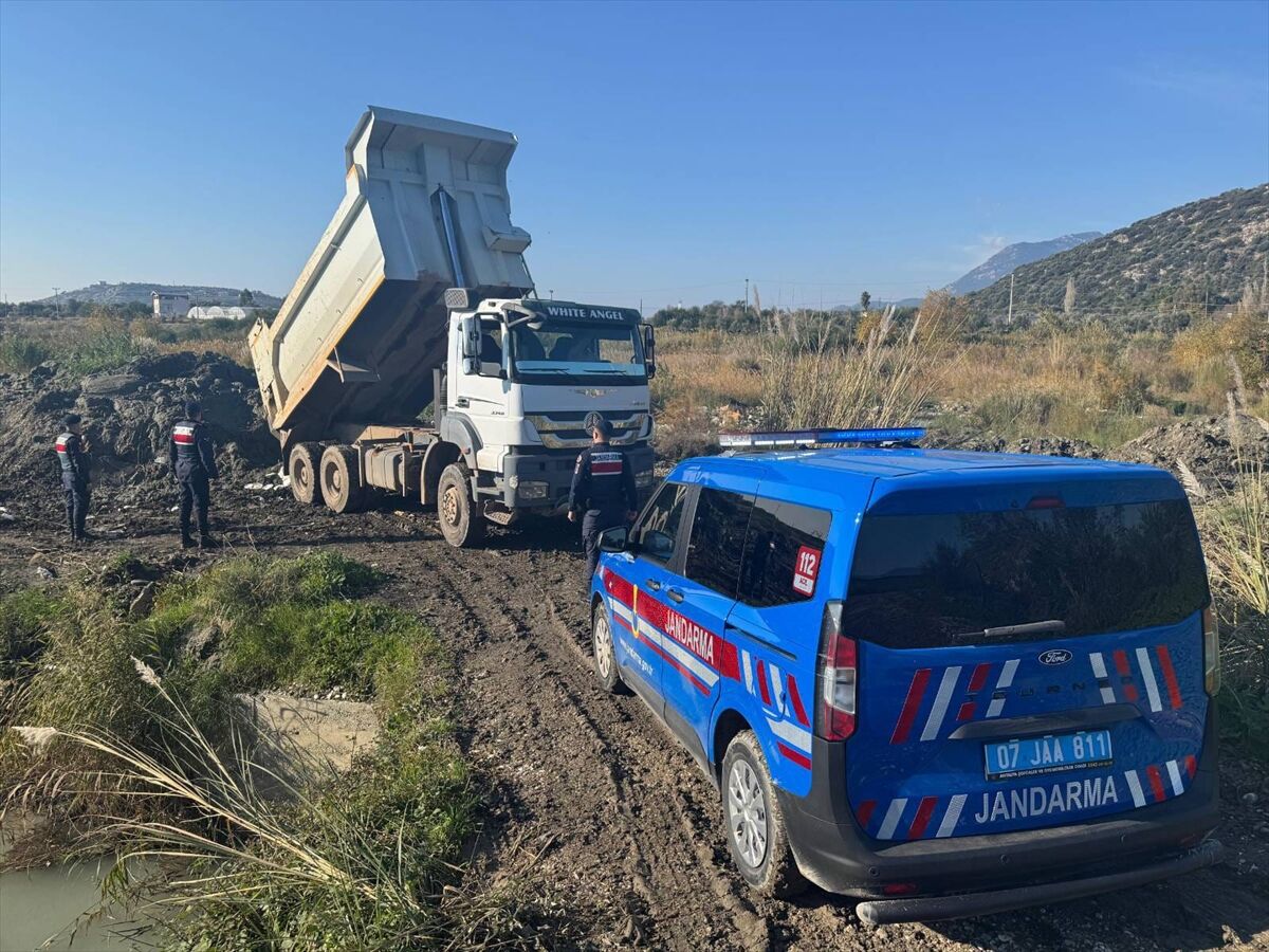 Antalya'da akarsu yatağından izinsiz kum alınmasına müdahale edildi