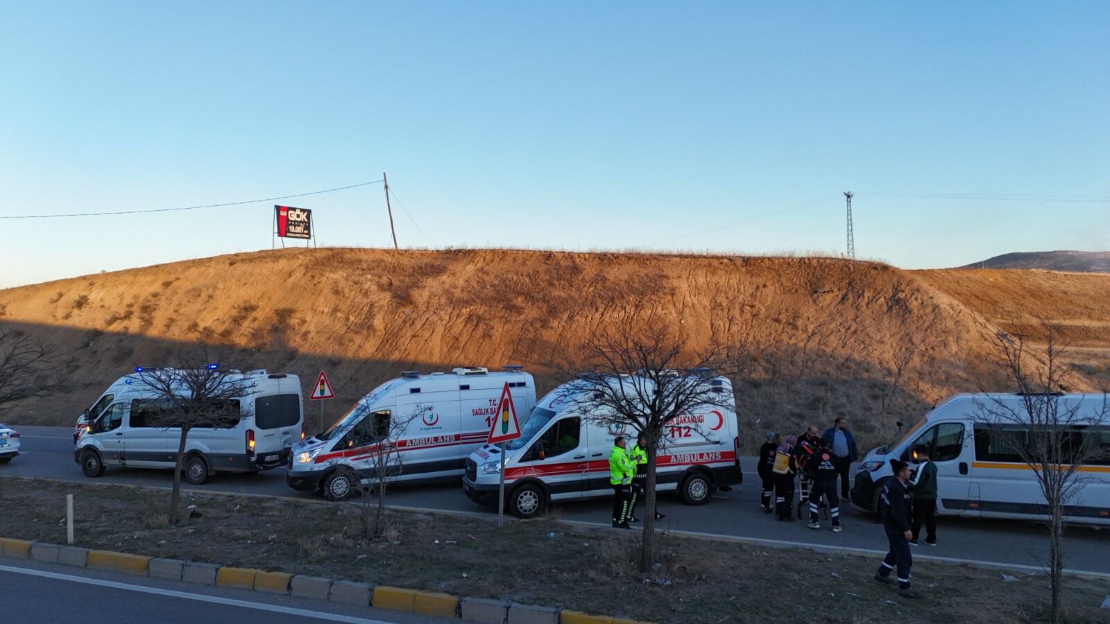 Kırıkkale'de üç servis aracının karıştığı kazada 10 kişi yaralandı