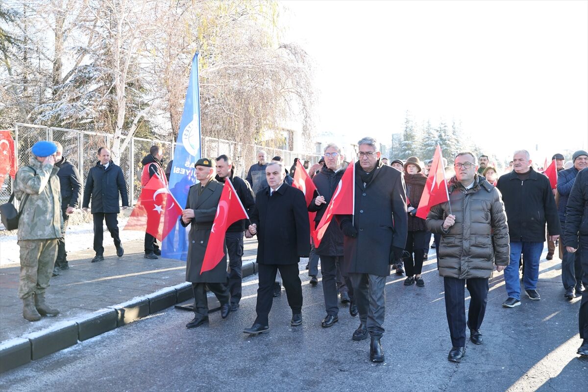 Kayseri'de akademisyenler terör saldırısında şehit olan 15 askeri andı