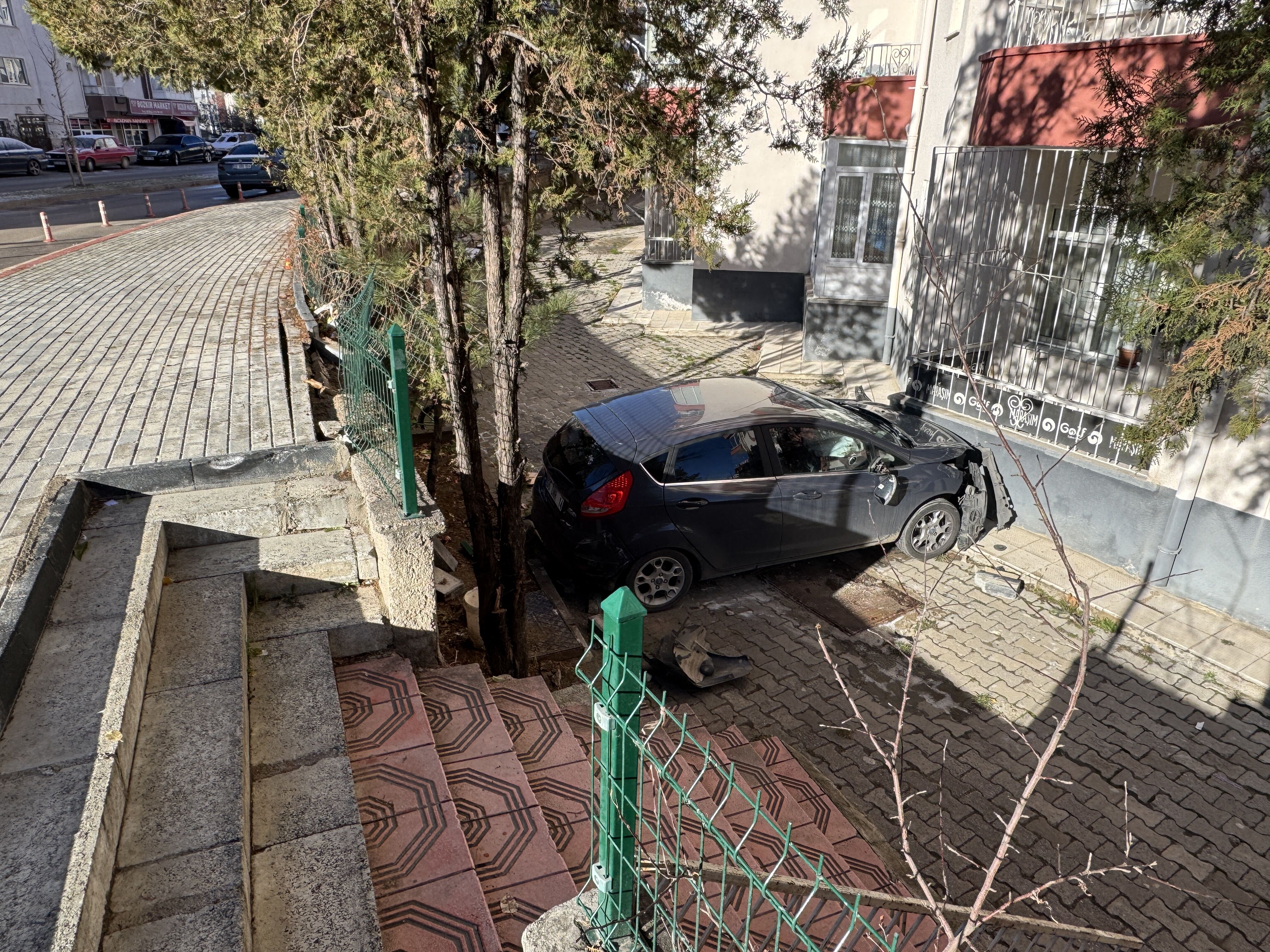 Yozgat'ta apartmanın bahçesine düşen otomobildeki 4 kişi yaralandı