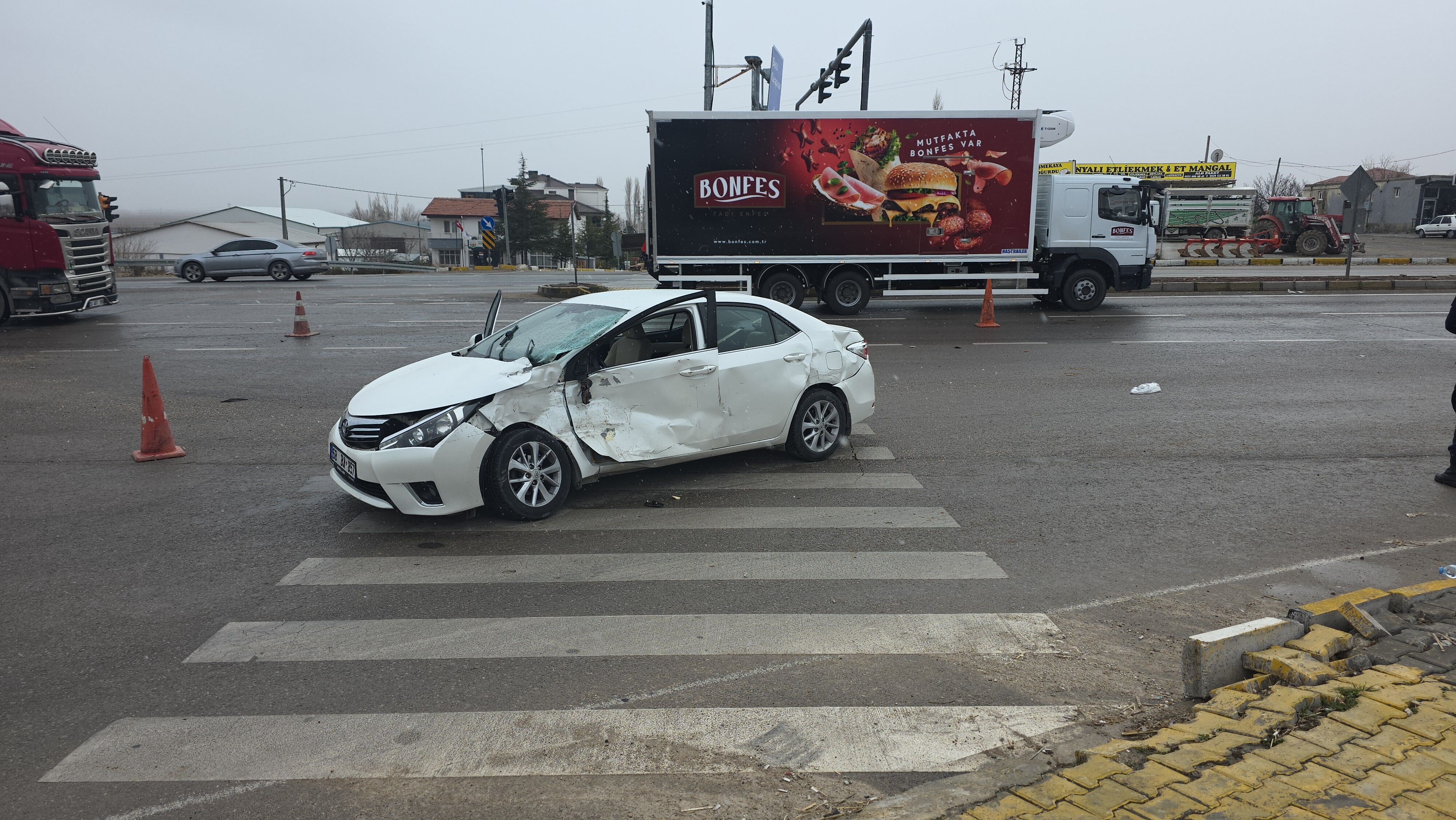 Aksaray'da tır ile otomobilin çarpışması sonucu 4 kişi yaralandı