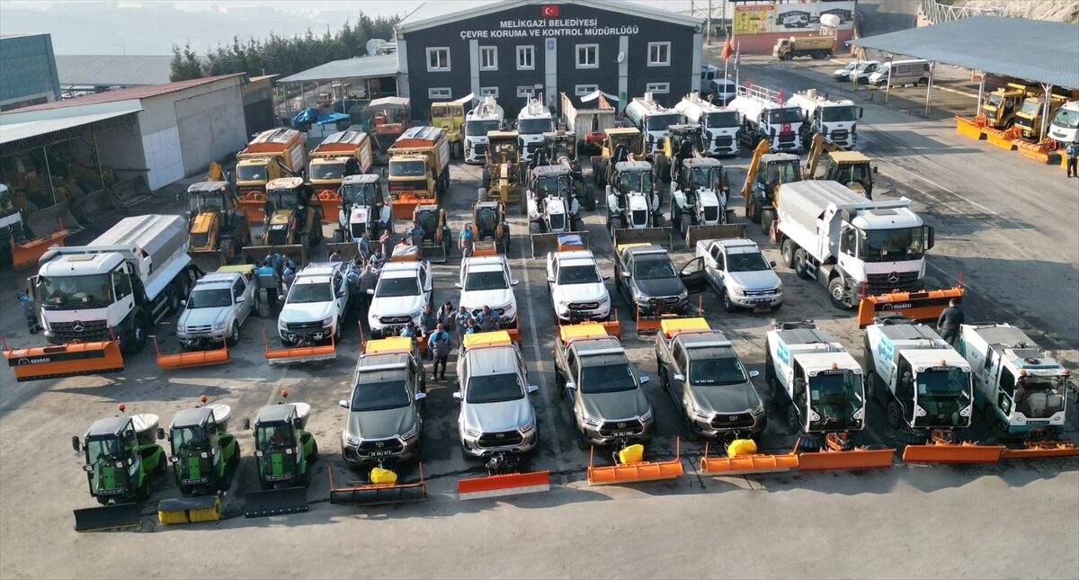 Melikgazi Belediyesi, kar yağışına karşı önlemlerini aldı