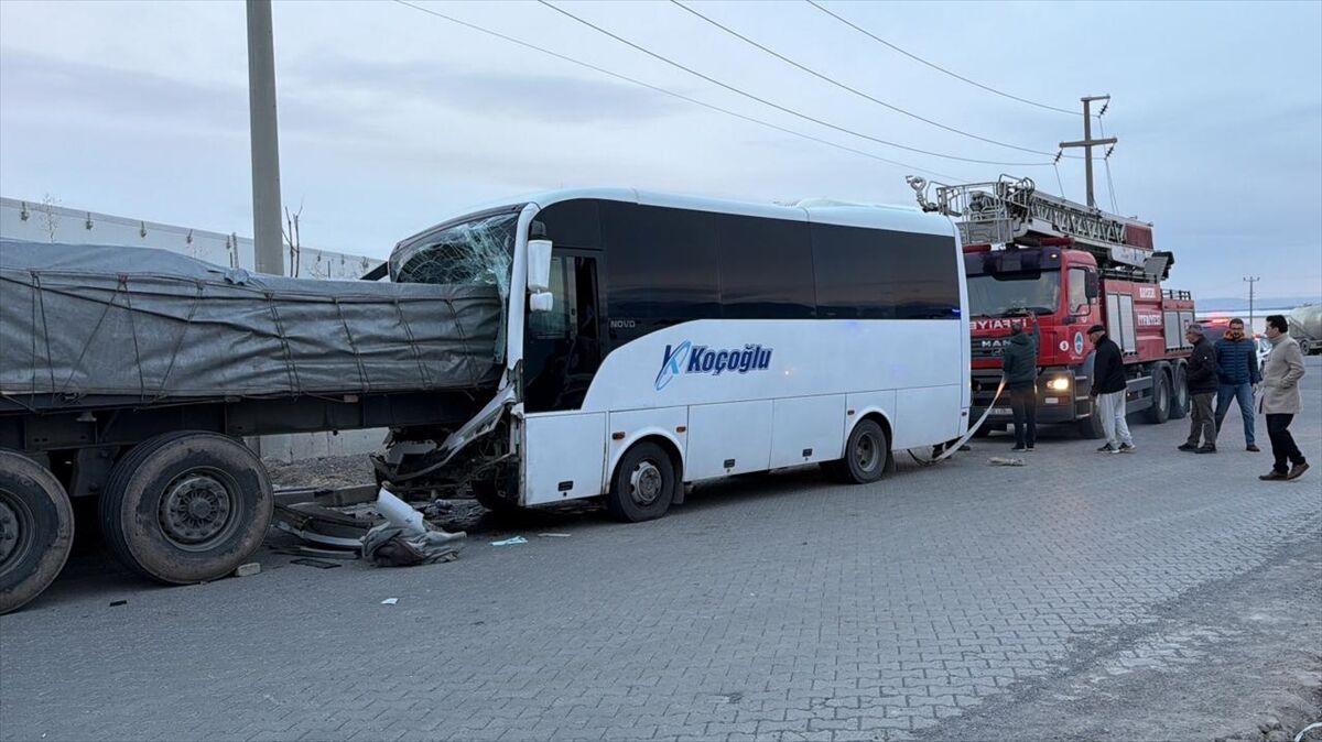 Kayseri'de servis midibüsünün tıra çarptığı kazada 6 kişi yaralandı