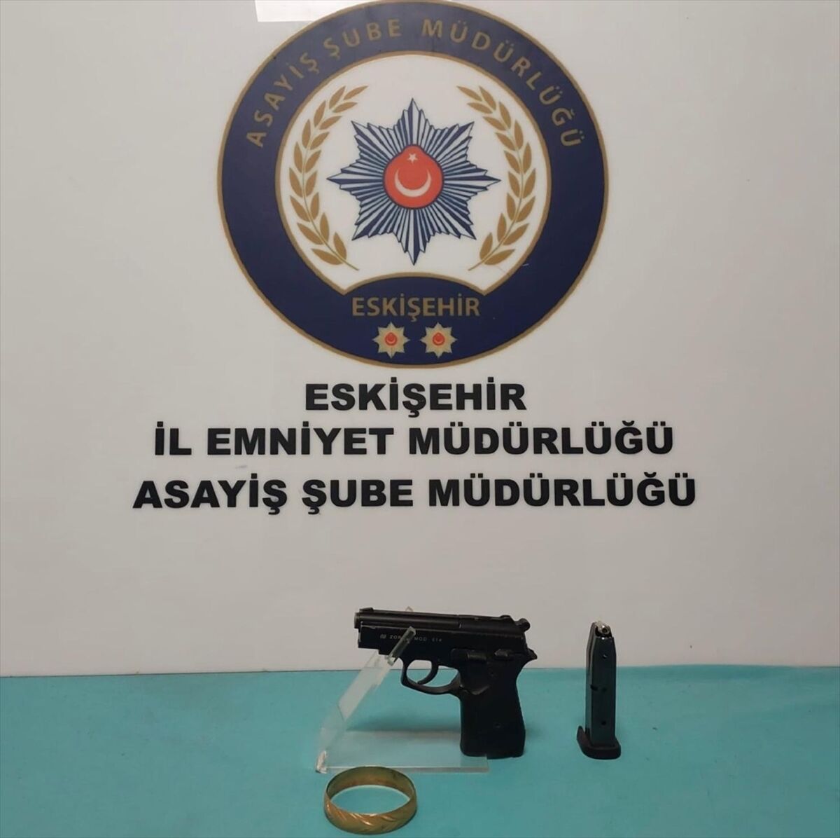 Eskişehir'de iki yaşlının altın bileziğini gasbettikleri öne sürülen şüpheliler tutuklandı